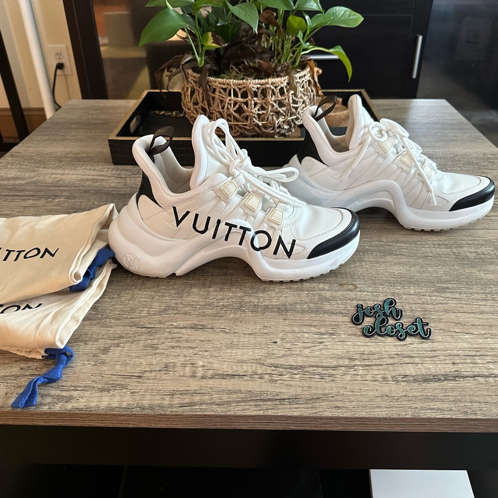 LV archlight white size 38.5
